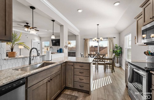 Lowell House | Park View Place: Central To All NWA