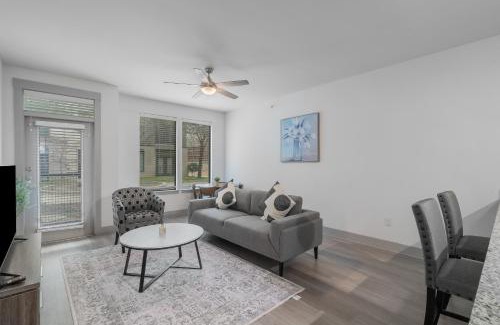 Oak Lawn Apartment | Park West 132 1br Apartment, Pool, Gym, Parking