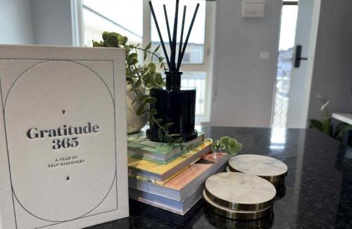 Parkdale Apartment | Parkdale Gem - Walk to Beach, Wine and Vibes