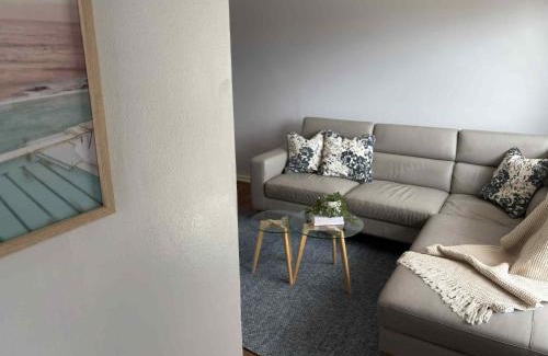 Parkdale Apartment | Parkdale Gem - Walk to Beach, Wine and Vibes