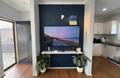 Parkdale Apartment | Parkdale Gem - Walk to Beach, Wine and Vibes