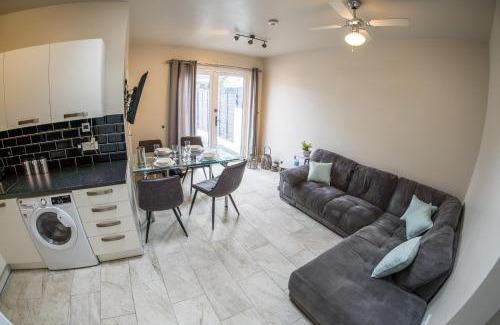 Pembroke Dock Apartment | Parke -HotTub- Apartment