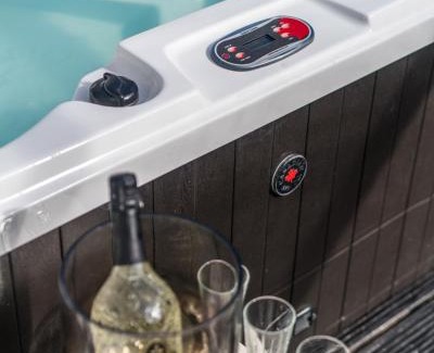 Pembroke Dock Apartment | Parke -HotTub- Apartment