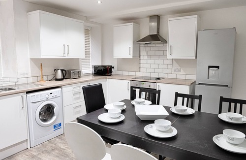 Bon-y-maen House | Parking, 5 Bedrooms Smart Tv's in all rooms!