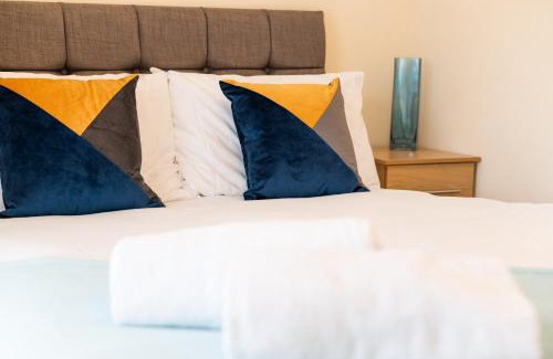 Bon-y-maen Apartment | Parking, 5 Bedrooms Smart Tv's in all rooms!