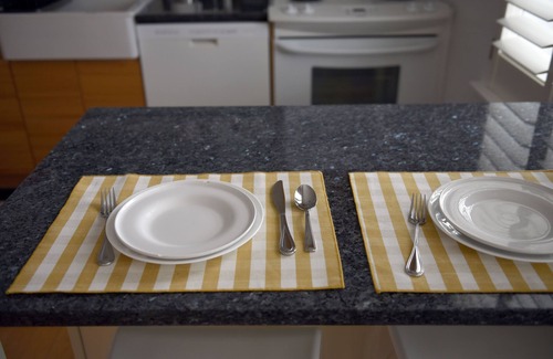 Bloomfield Apartment | ♥Parking★ 5★ Location ♛King Bed♥West Penn Hospital~Elevator-WiFi~Central Loc.