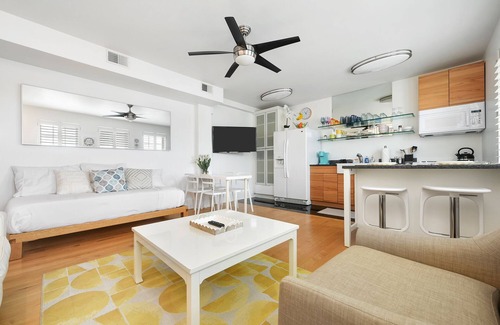 Bloomfield Apartment | ♥Parking★ 5★ Location ♛King Bed♥West Penn Hospital~Elevator-WiFi~Central Loc.