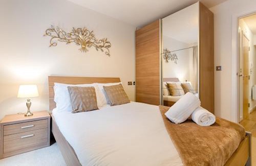 Bon-y-maen Apartment | Parking, Balcony, Fully Equipped Kitchen