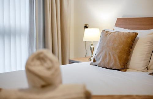 Bon-y-maen Apartment | Parking, Balcony, Fully Equipped Kitchen
