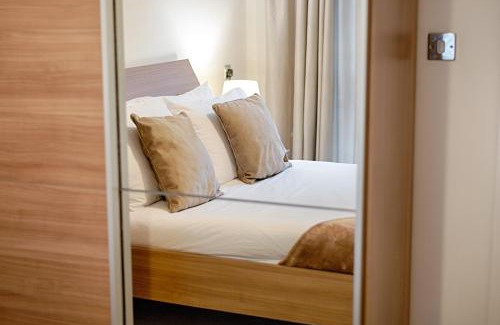Bon-y-maen Apartment | Parking, Balcony, Fully Equipped Kitchen