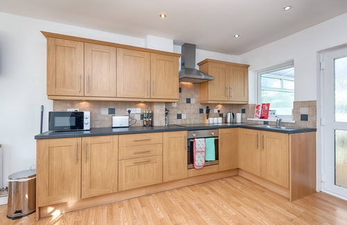 Morriston House | Parking, Garden, En-Suite & Tv's in all Rooms!
