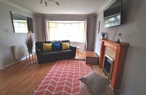 Morriston Apartment | Parking, Garden, En-Suite & Tv's in all Rooms!