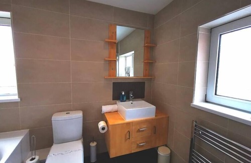 Morriston Apartment | Parking, Garden, En-Suite & Tv's in all Rooms!