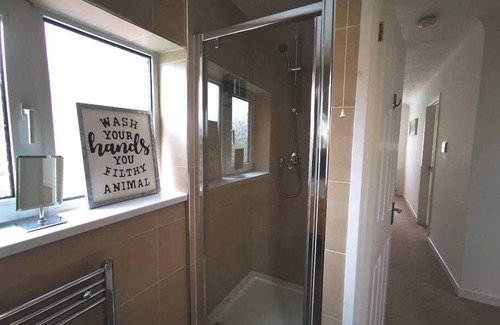 Morriston Apartment | Parking, Garden, En-Suite & Tv's in all Rooms!
