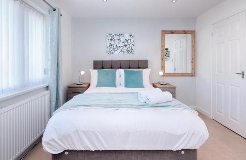 Morriston House | Parking, Garden, En-Suite & Tv's in all Rooms, Large living space