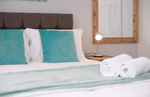 Morriston House | Parking, Garden, En-Suite & Tv's in all Rooms, Large living space