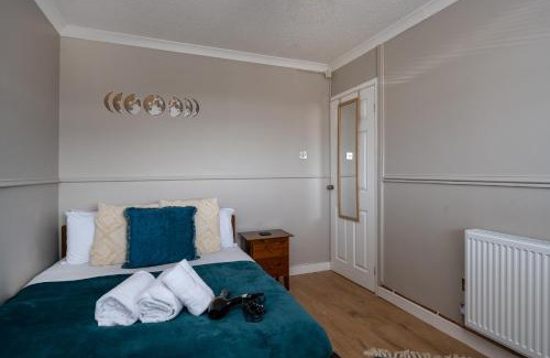 Llandarcy Apartment | Parking, Garden, Stunning Views