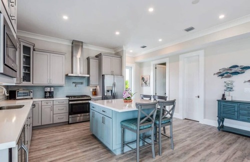 Key West House | Parking, Pool & Dock - Mastway House