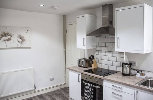 Bon-y-maen House | Parking, Smart Tv's in all rooms!