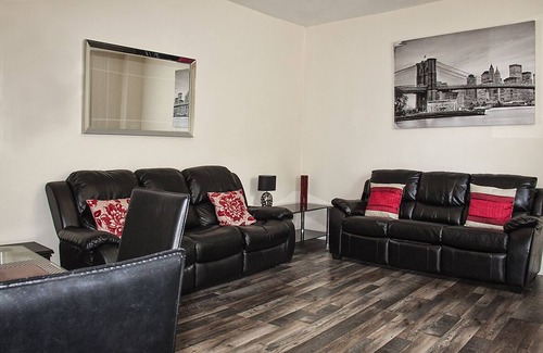 Bon-y-maen House | Parking, Smart Tv's in all rooms!