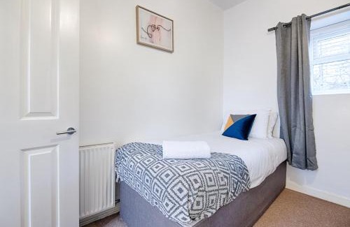 Bon-y-maen Apartment | Parking, Smart Tv's in all rooms!