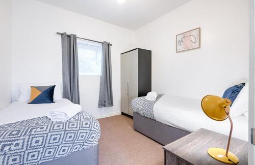 Bon-y-maen Apartment | Parking, Smart Tv's in all rooms!