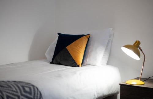 Bon-y-maen Apartment | Parking, Smart Tv's in all rooms!