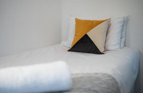 Bon-y-maen Apartment | Parking, Smart Tv's in all rooms!