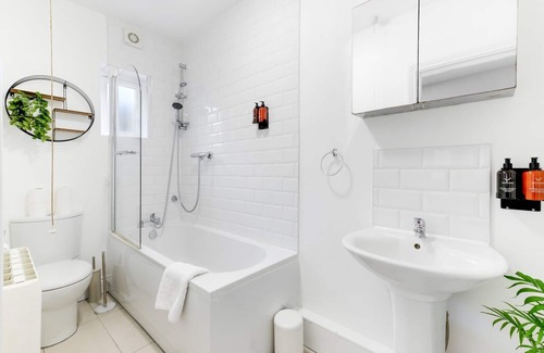 West Ealing Apartment | Parking | Smart TV | WiFi