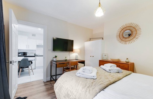 West Ealing Apartment | Parking | Smart TV | WiFi