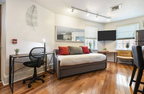 Bloomfield Apartment | Parking~West Penn~Queen Bed~Elevator~Central Location~ 10 Min to DT~ Wifi