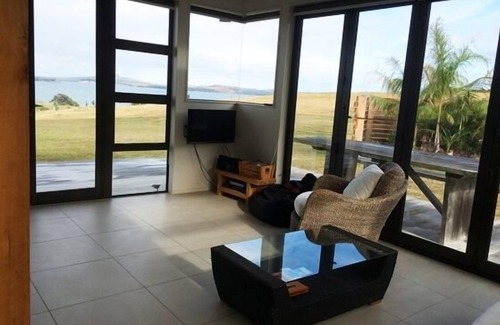 Oneroa Cabin | Parkpoint Retreat- 6 acre's, Heated Pool and Spa