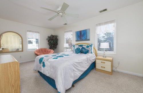 South Haven House | Parkshores 4 - community pool & steps to Lake MIchigan beaches!