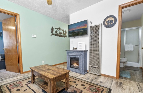 Big Bear Lake Cottage | Parkside Cottage - Newly Remodeled Cabin Walking Distance To The Lake And Village! Arcade Table! 3 Bedroom Cottage