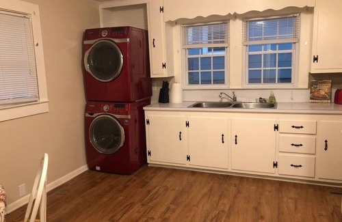 Kannapolis Cottage | Parkside Cottage Nestled Between Two Public Parks (Pet Friendly)