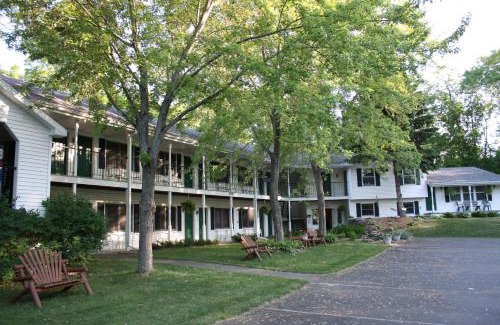 Ellison Bay Hotel | Parkside Inn