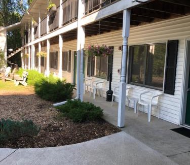Ellison Bay Hotel | Parkside Inn