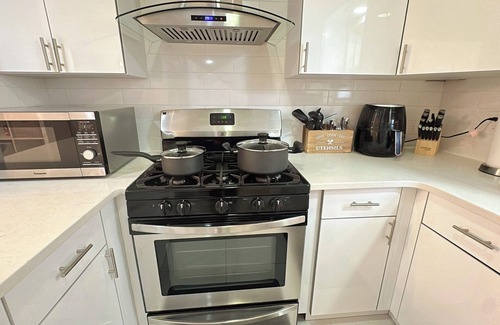 West Side House | Parkside Luxie : Stylish 3BR/2BA W/AC, Parking, WiFi Mins to NYC