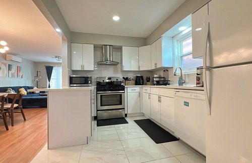 West Side House | Parkside Luxie : Stylish 3BR/2BA W/AC, Parking, WiFi Mins to NYC