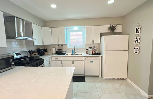 West Side House | Parkside Luxie : Stylish 3BR/2BA W/AC, Parking, WiFi Mins to NYC