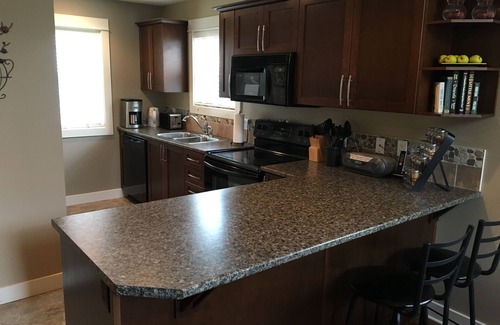 Regional District of Nanaimo Cottage | Parksville, Oceanside Village - special prices for long stays available!