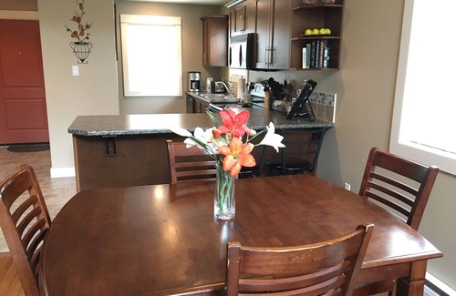 Regional District of Nanaimo Cottage | Parksville, Oceanside Village - special prices for long stays available!