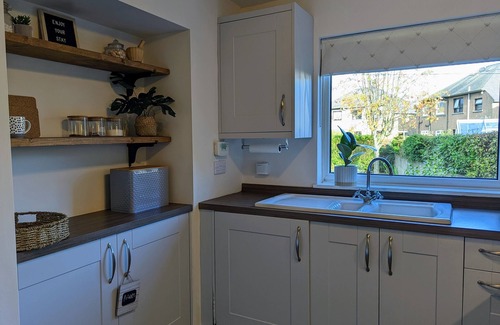 Carnoustie Cottage | Parkview Cottage - Beautiful terraced bungalow with cosy fireplace