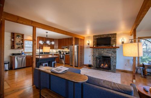 Panorama Estates House | Parkway Hideout