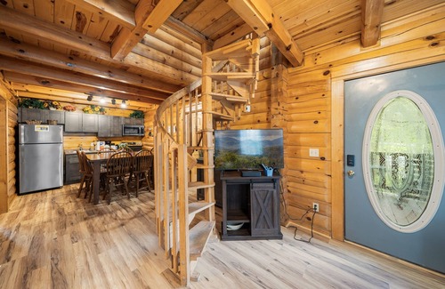 Gatlinburg - Pigeon Forge Cabin | Parkway Treasure 3 Bedroom Cabin by Heavenly Views Resort