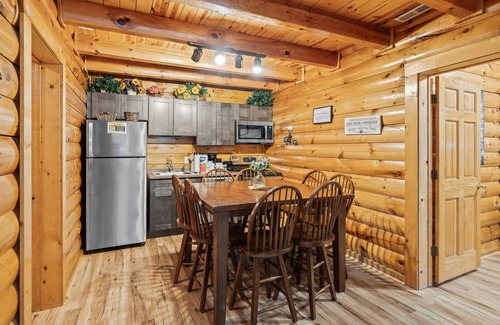Gatlinburg - Pigeon Forge Cabin | Parkway Treasure 3 Bedroom Cabin by Heavenly Views Resort
