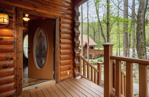 Gatlinburg - Pigeon Forge Cabin | Parkway Treasure 3 Bedroom Cabin by Heavenly Views Resort