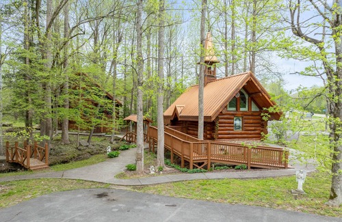 Gatlinburg - Pigeon Forge Cabin | Parkway Treasure 3 Bedroom Cabin by Heavenly Views Resort