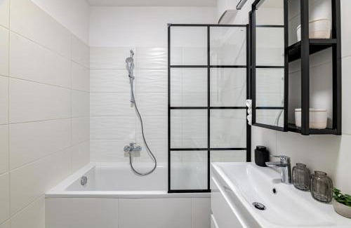 Ujlipotvaros Apartment | Parkwest Diamond Residence -Chic Apt with AC, Garage, Balcony