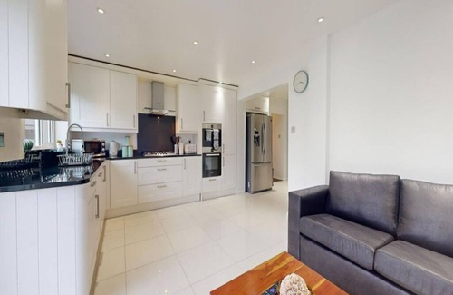 Langley Marish Apartment | Parlaunt House - 3 bedroom with FREE Parking